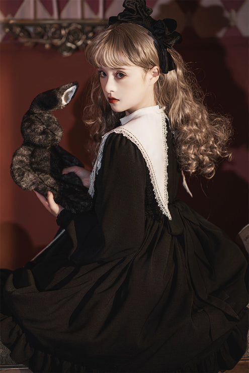 Long-sleeved Lolita princess dress, black, gothic and classical style, suitable for daily wear and Halloween.